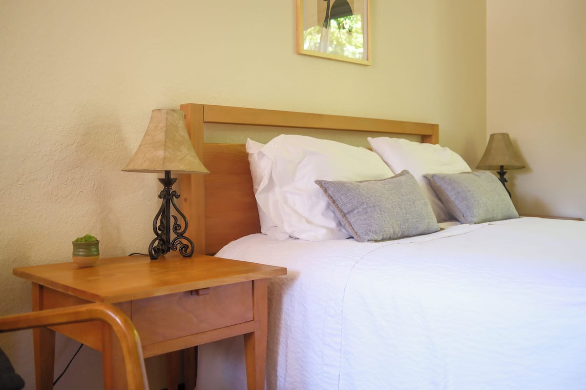1 bedroom, Egyptian cotton sheets, premium bedding, down duvets