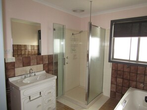 Bathtub, towels