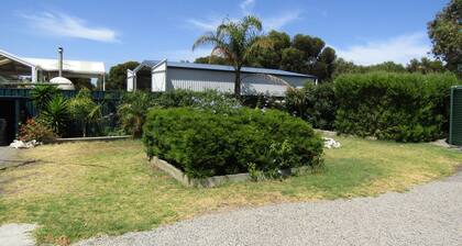 The Shack @ Hardwicke ~ Free Wifi, Short walk to beach
