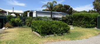 The Shack @ Hardwicke ~ Free Wifi, Short walk to beach