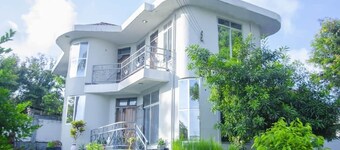 Clean Luxury Home with 3 bedrooms and free parking