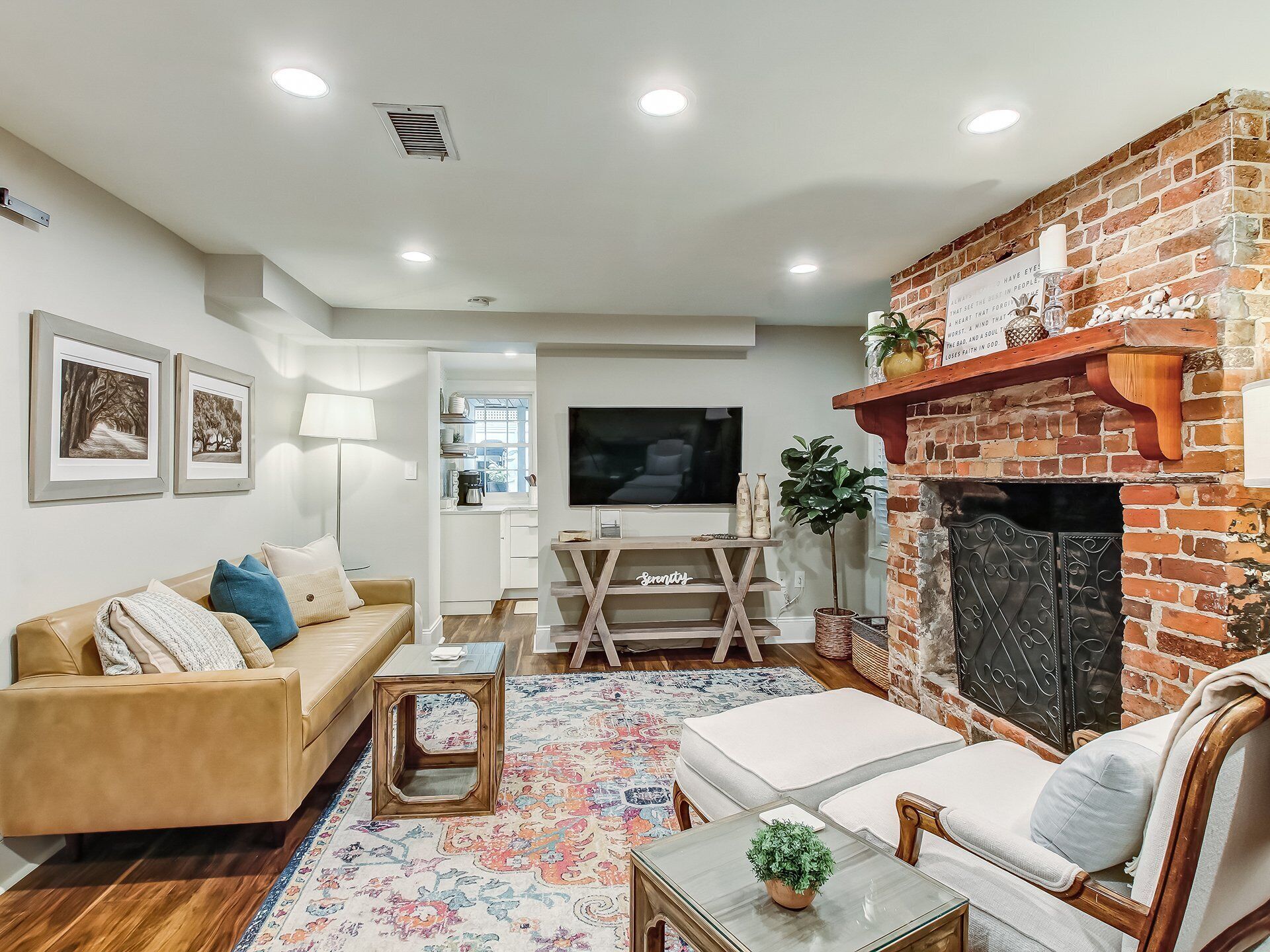 Gorgeous Garden Apartment on Jones Street, Heated Pool Access, By Southern Belle Savannah