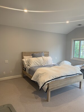 3 bedrooms, WiFi - In Sag Harbor Village. Walk to town, and less than 1/2 mile to Havens Beach. (Sag Harbor)