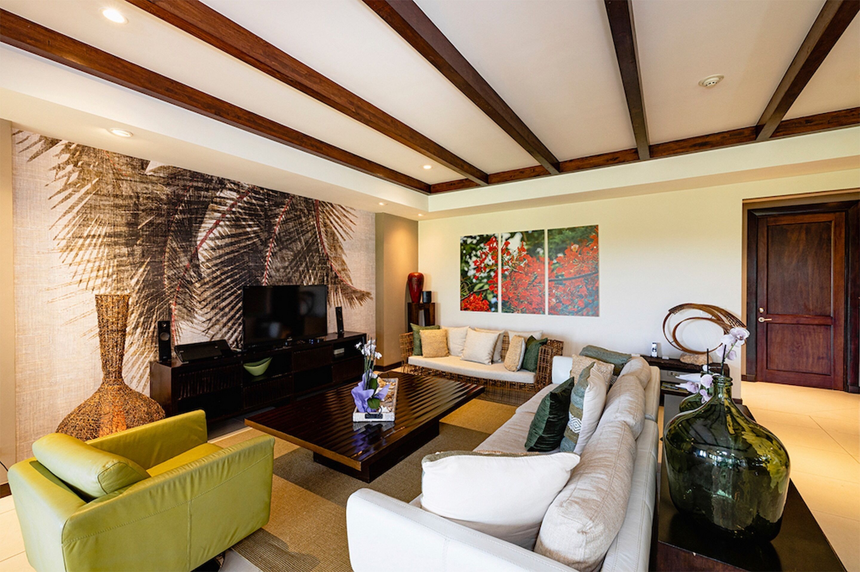 Una sala moderna con un sofá, una mesa de centro y un gran jarrón decorativo.