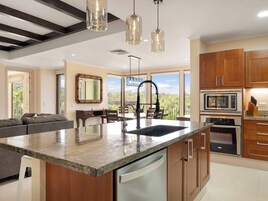 Refrigerador con freezer, horno, placa de cocina, lavavajillas