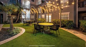 Outdoor dining - Spacious 2bd w/1.5bath- 5 min from Nrg, Tmc, Rice Village, & Galleria (Houston)