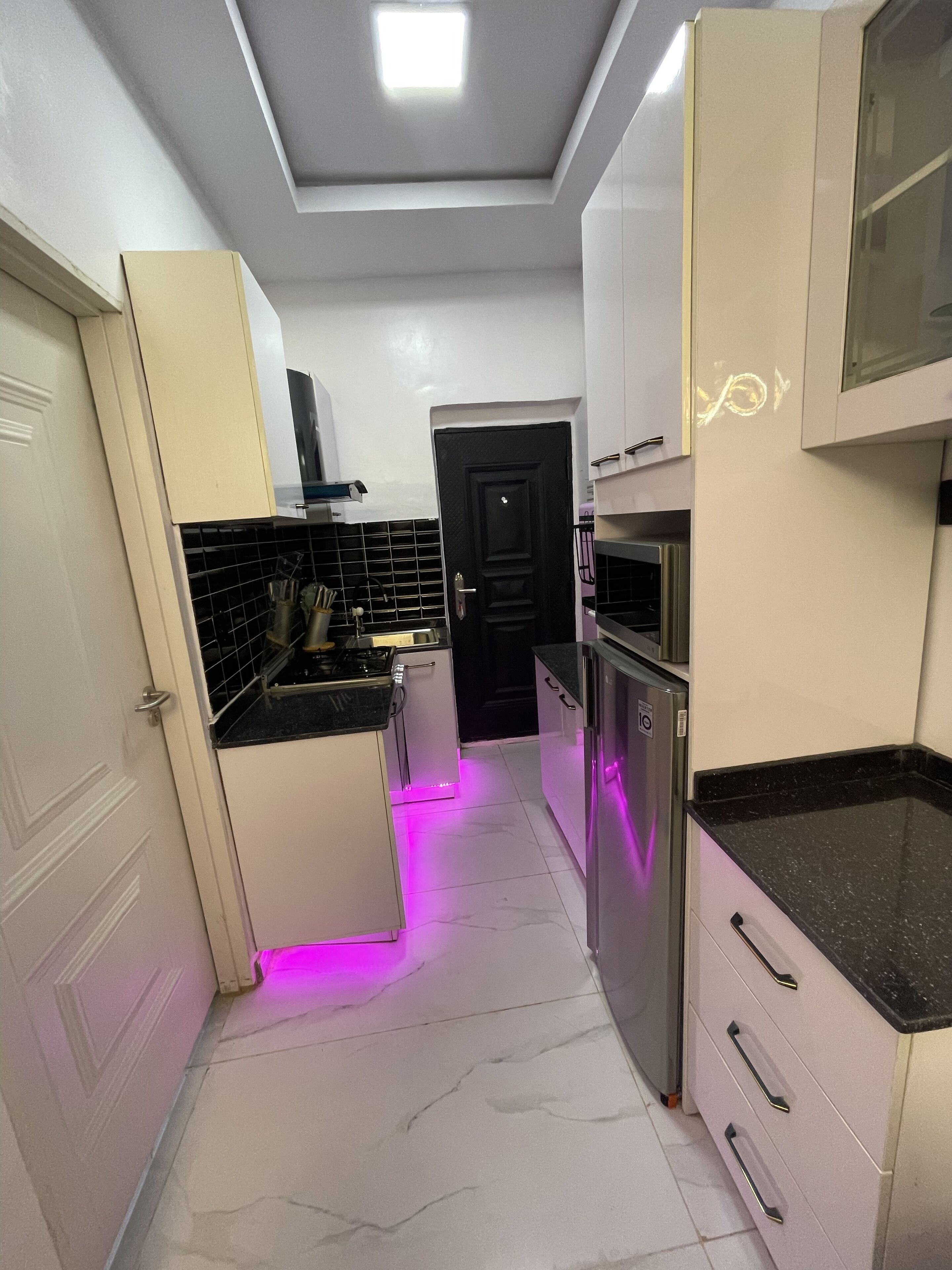 Refrigerador, microondas, horno y tetera eléctrica 