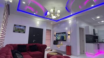 Smart-TV, Videospiele, DVD-Player, Tischtennisplatte