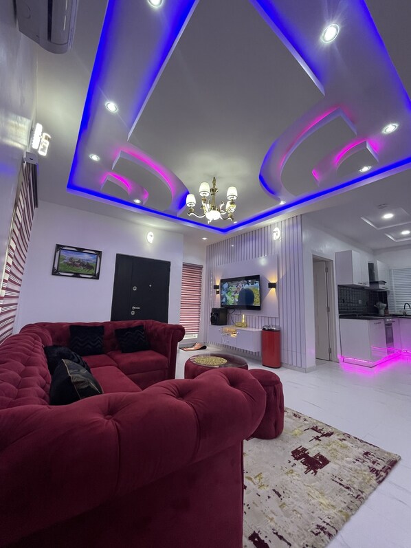 Smart TV, videojuegos, reproductor de DVD y tenis de mesa