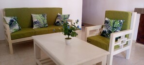 Apartemen Comfort | Area keluarga | Televisi layar datar 43-inci dengan saluran TV digital dan TV