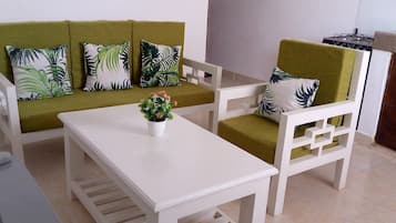 Departamento Confort | Sala de estar | Televisión de pantalla plana de 43 pulgadas con canales digitales