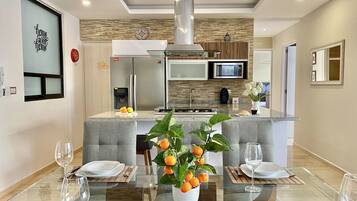 Frigorífico, microondas, horno y cafetera o tetera