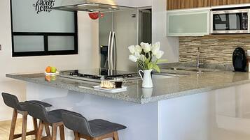 Frigorífico, microondas, horno y cafetera o tetera