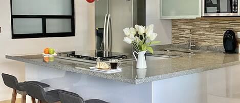 Een koelkast, een magnetron, een oven, een koffiezetapparaat/waterkoker