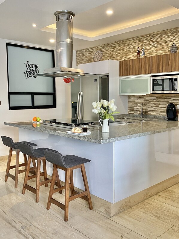 Refrigerador, microondas, horno y cafetera y tetera 