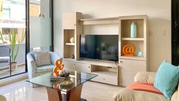 Una Smart TV, un reproductor estéreo