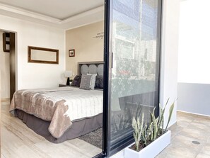 2 habitaciones, escritorio, tabla de planchar con plancha y wifi gratis 