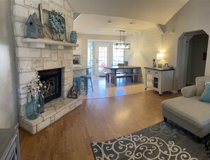 TV connectée, cheminée, chaîne hi-fi