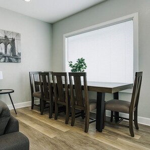 Dining - Keizer Rapids Estate 🌊 (Near In-N-Out) (Keizer)