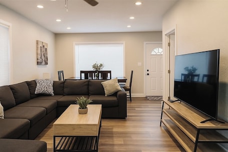 Smart TV. Keizer Rapids Estate 🌊 (Near In-N-Out)