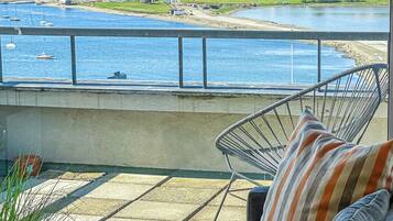 Estúdio, 1 cama Queen, sacada, vista para o canal | Terraço/pátio