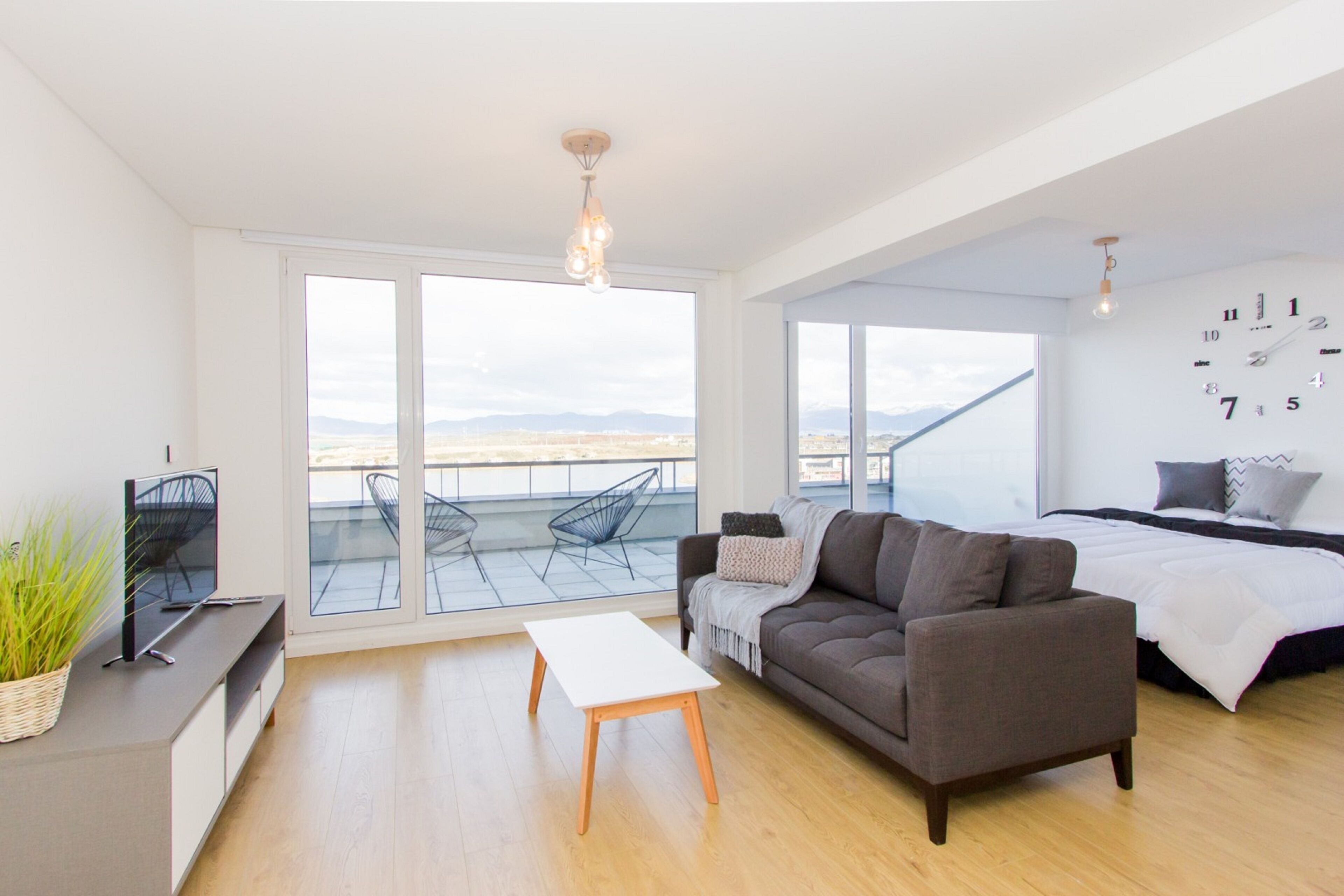 Estudio, 1 cama de matrimonio, balcón, vistas al canal | Zona de estar | Smart TV de 43 pulgadas con canales por cable, una televisión