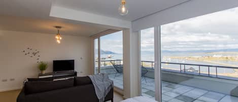 Studio, 1 Queen Bed, Balcony, Canal View | 1 bedroom, in-room safe, individually decorated, individually furnished