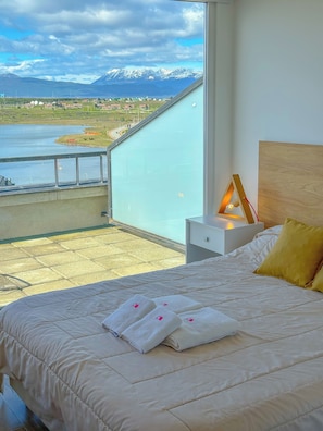 Studio, 1 Queen-Bett, Balkon, Kanalblick | Zimmersafe, individuell dekoriert, individuell eingerichtet