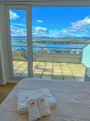 Studio, 1 Queen Bed, Balcony, Canal View | In-room safe, individually decorated, individually furnished