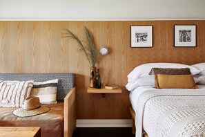 Deluxe King | Hypo-allergenic bedding, iron/ironing board, free WiFi, bed sheets - Bluebird Dennisport (Dennis Port)