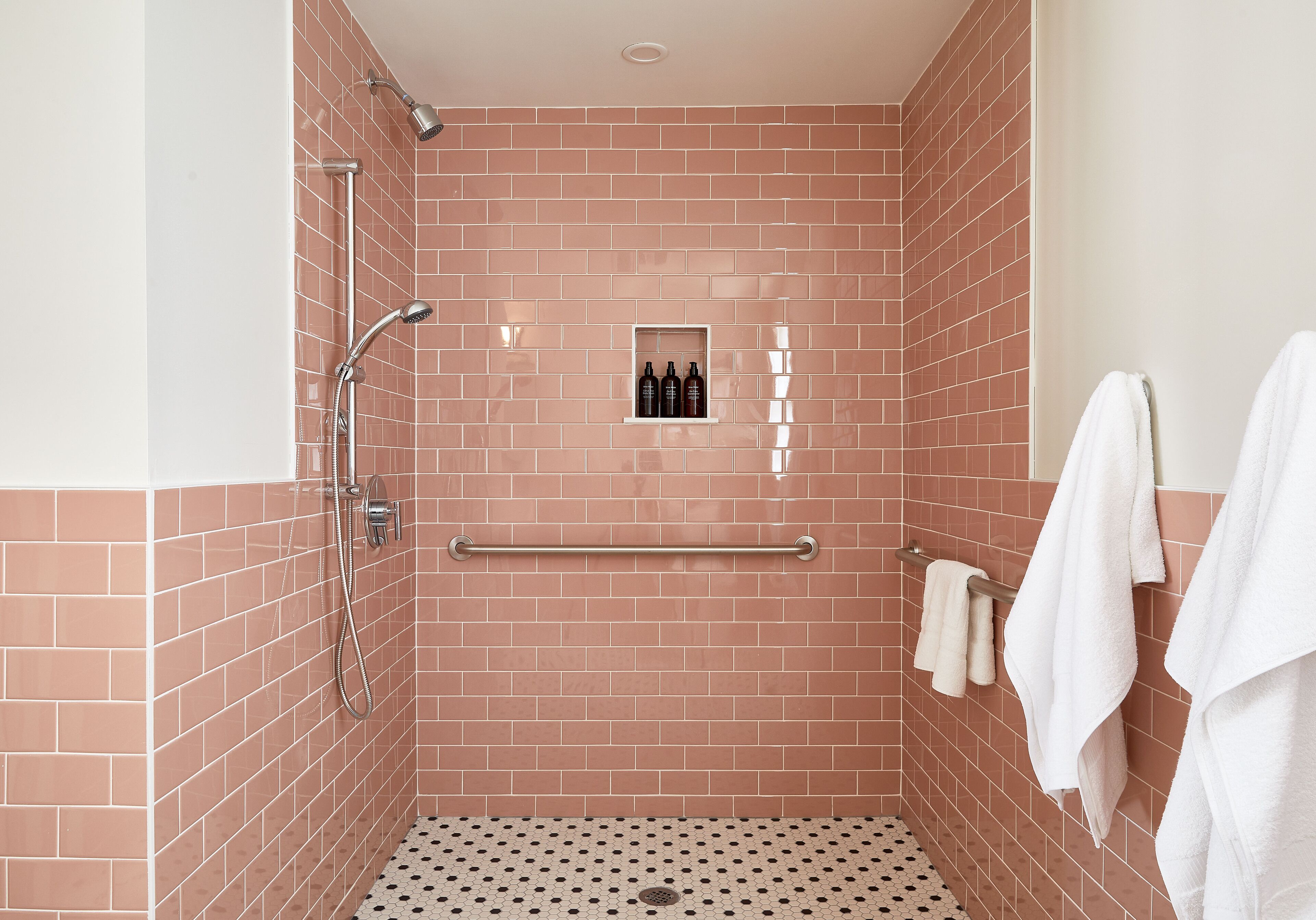 standard room, 1 king bed, accessible | bathroom | shower, free toiletries, hair dryer, towels