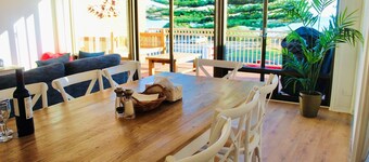 Prime Location – Heart of Victor Harbor: Steps away from the Beach, Top Floor, Ocean View, Wi-Fi, Smart TV