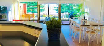Prime Location – Heart of Victor Harbor: Steps away from the Beach, Top Floor, Ocean View, Wi-Fi, Smart TV