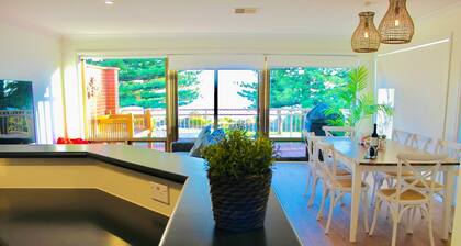 Prime Location – Heart of Victor Harbor: Steps away from the Beach, Top Floor, Ocean View, Wi-Fi, Smart TV