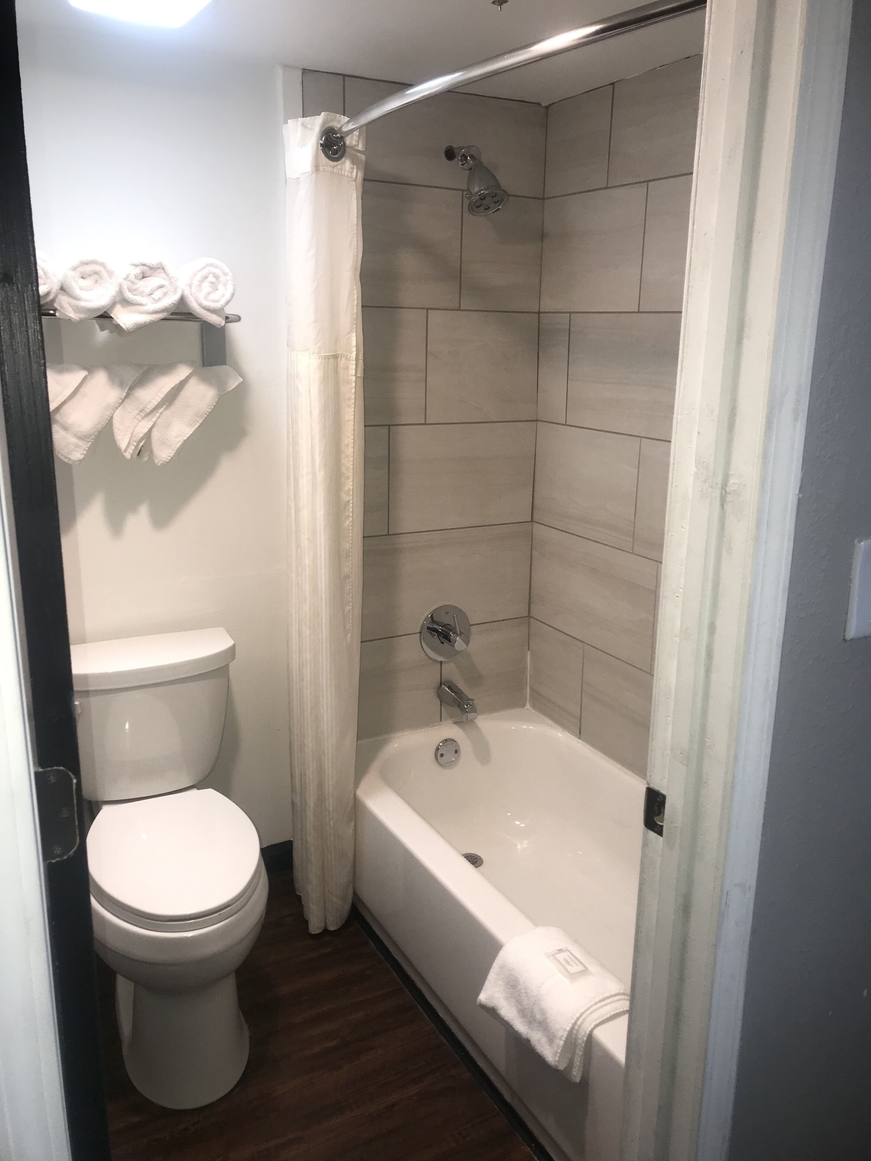 Un baño con inodoro, bañera y ducha.