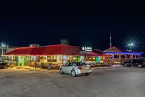Petit déjeuner, déjeuner et dîner servis sur place, vue sur la piscine