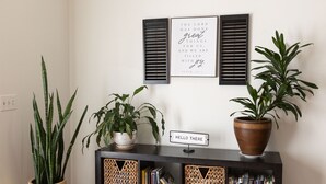 Een boekenplank met boeken en een bord waarop staat 