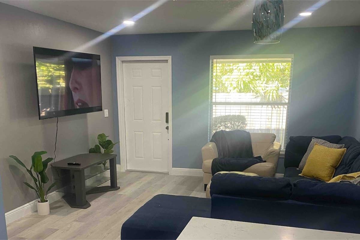 DESIRABLE APARTMENT SUITE DOWNTOWN DELRAY BEACH!!
