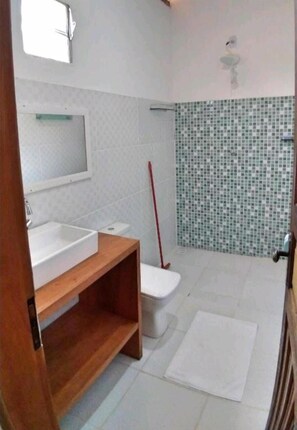 Ducha, toallas, jabón, shampoo