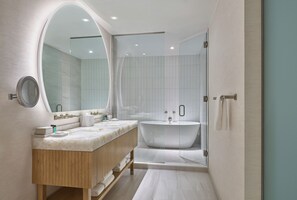 Chuveiro, secador de cabelo, toalhas de banho, sabonete