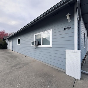 A building with a garage door, a window with blinds, and a number '1999' on the side. - Keizer Valley Estate I 3BR Family Stay Near Salem Oregon (Keizer)