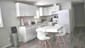 Fridge, microwave, oven, stovetop - Keizer Valley Estate🌿 (Near i5 Freeway & In-N-Out) (Keizer)