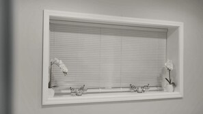 A window with white blinds, a small shelf with two glass vases and a potted plant. - Keizer Valley Estate I 3BR Family Stay Near Salem Oregon (Keizer)