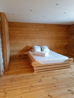 3 chambres, fer et planche à repasser, lit parapluie