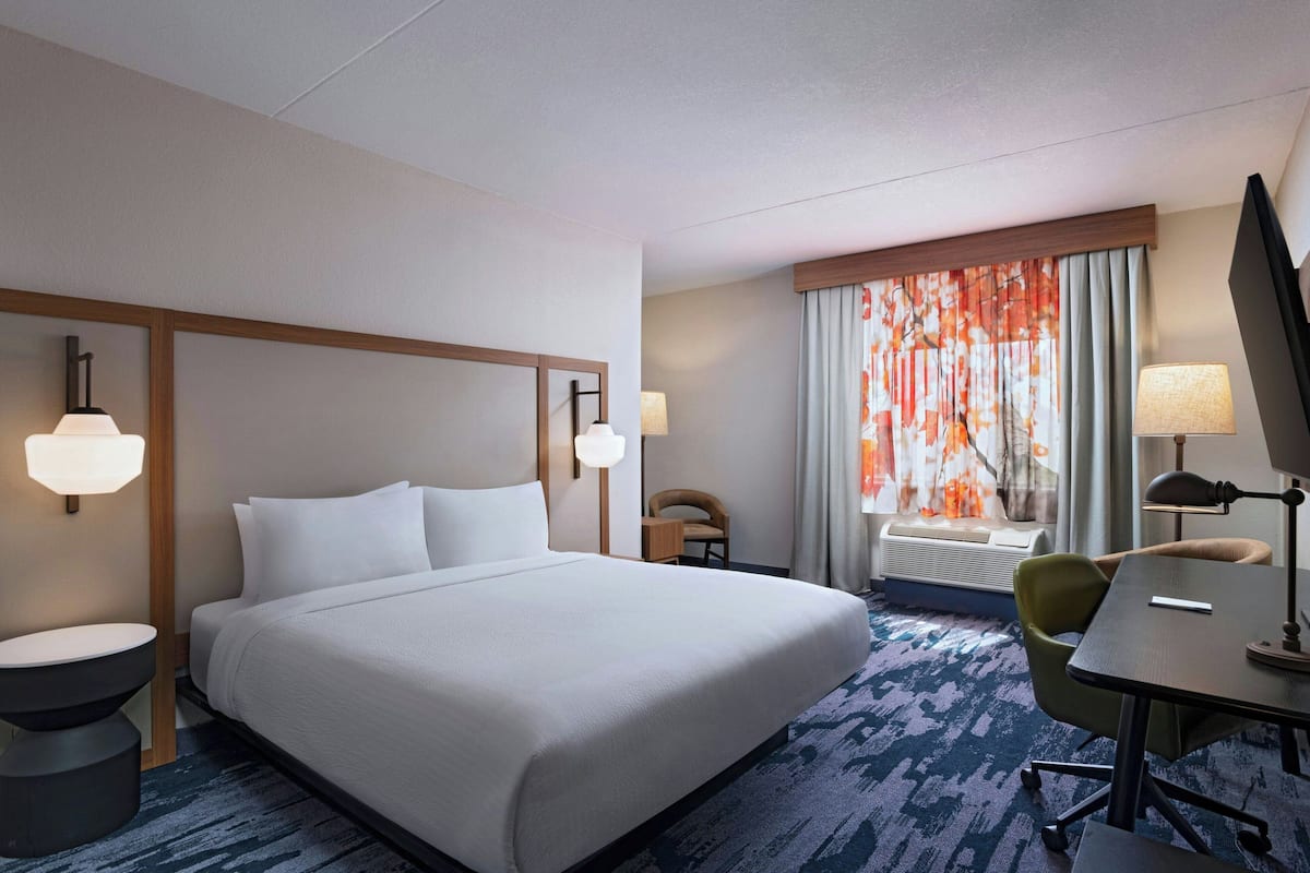 Suite, 1 King Bed, Non Smoking, Corner | 1 bedroom, desk, laptop workspace, blackout drapes
