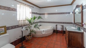 Baignoire, sèche-cheveux