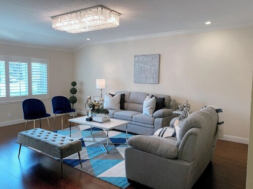 "Luxury: 4B/3B with Dual EnSuites, Parking, WiFI"