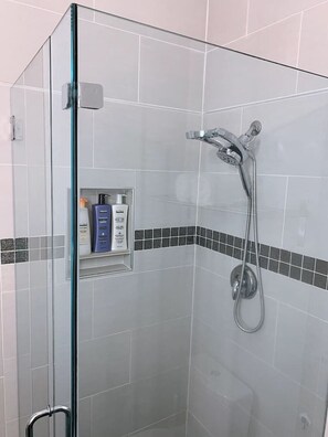 Combined shower/tub, free toiletries, hair dryer, shampoo