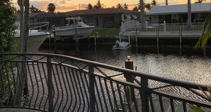 Palm Villa: New Remodel / Waterfront / Salt Water Pool!
