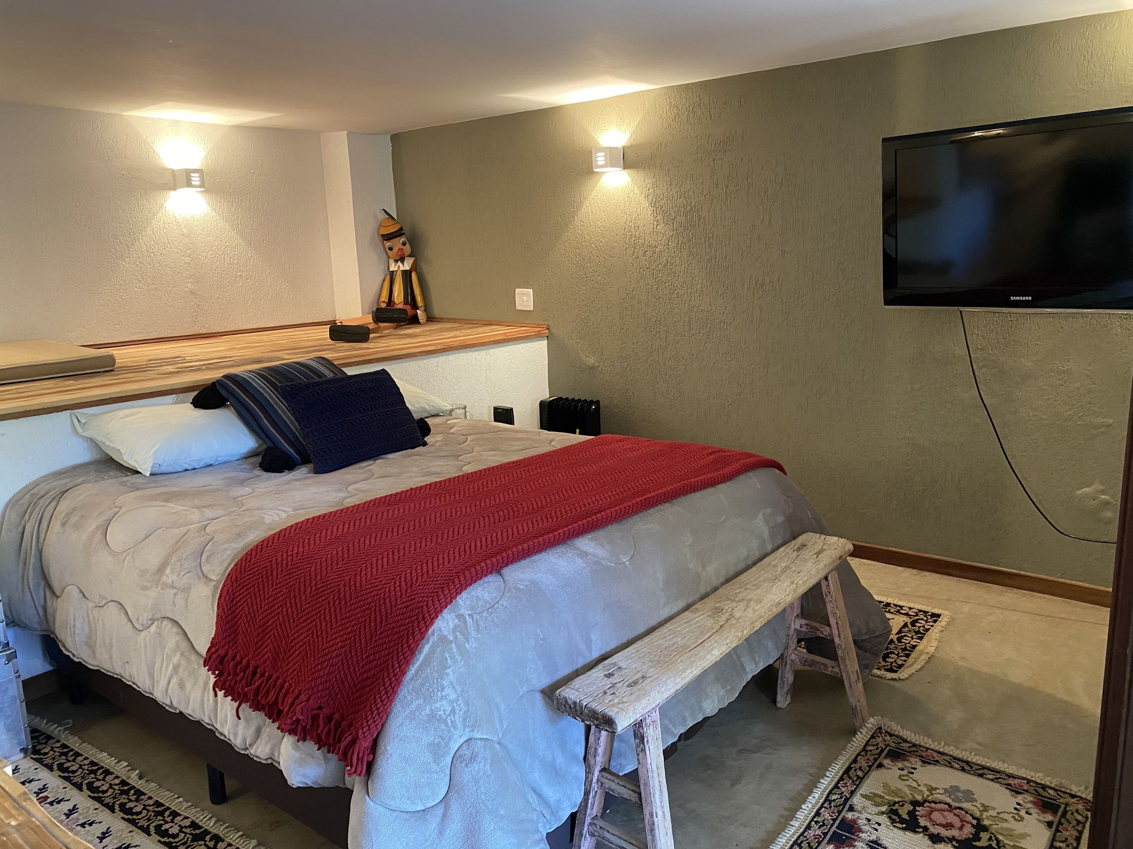 4 bedrooms, iron/ironing board, free WiFi, bed sheets